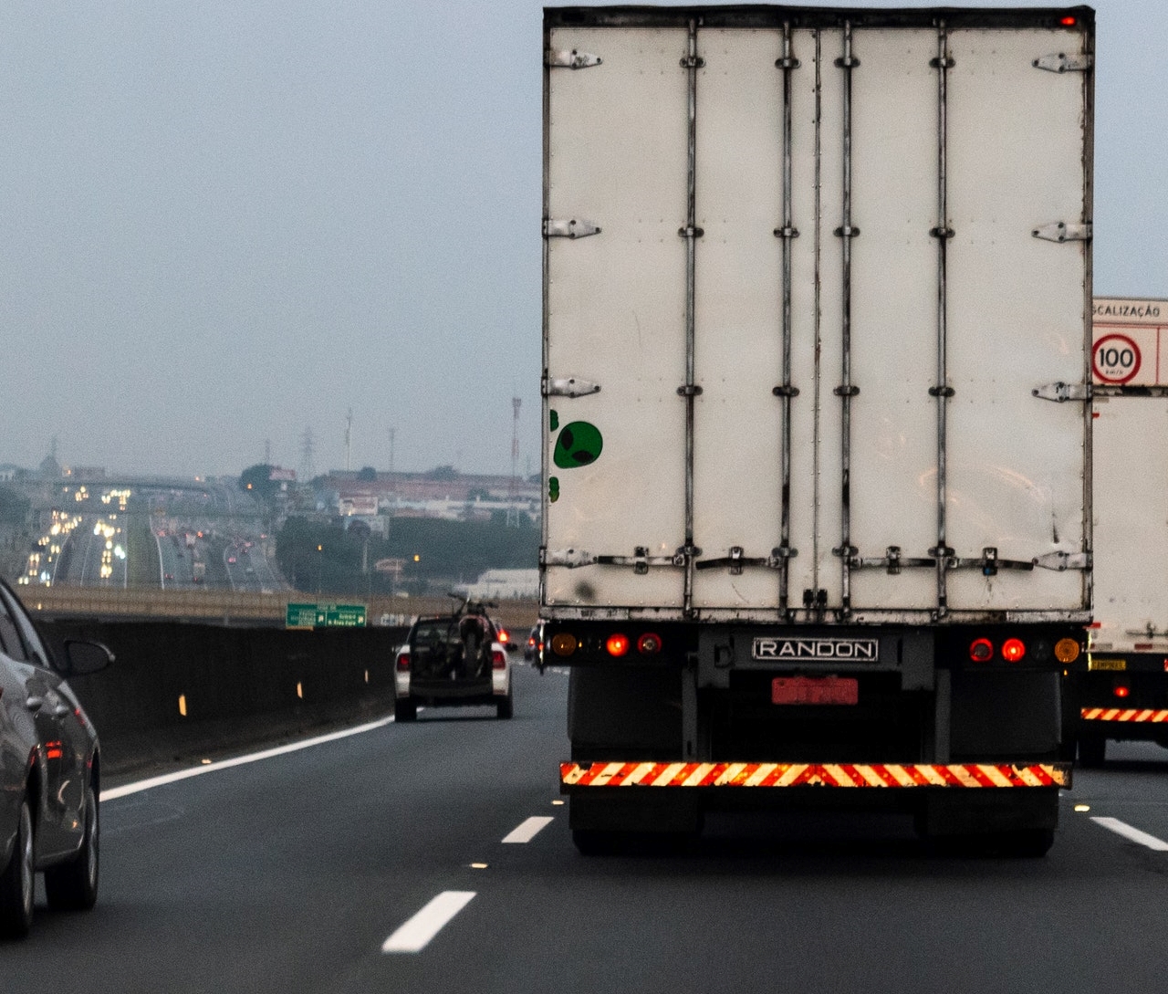 Hati-hati Bisa Celaka, Ini Tips Aman Saat Berkendara Di Sekitar Truk ...